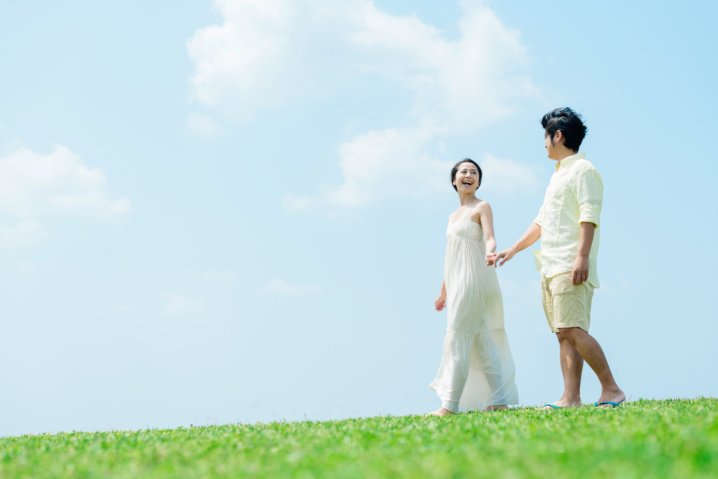 男女　カップル　大空