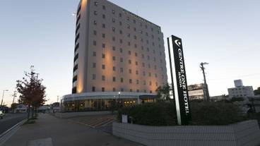 施設の正面 (日没後) / 1