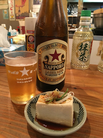 「いなり」 料理 56908429 瓶ビール、お通し（冷やっこ）