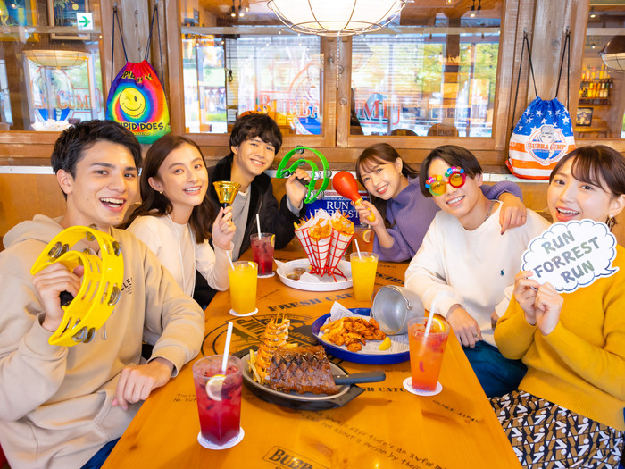 タンバリンやマラカスなどを持って、みんなで記念撮影♪