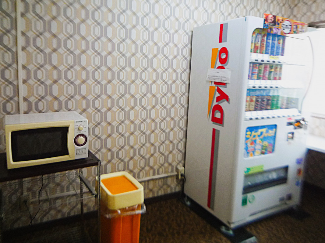 1階自販機と電子レンジ