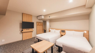 ［リニューアル］プレミアム + ソファツインルーム 喫煙可（2 名利用時はソファとして、 3 名利用時のみソファベッド利用可能）