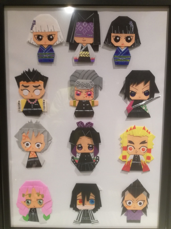 カフェスペースに展示してある「鬼滅の刃」の折り紙作品