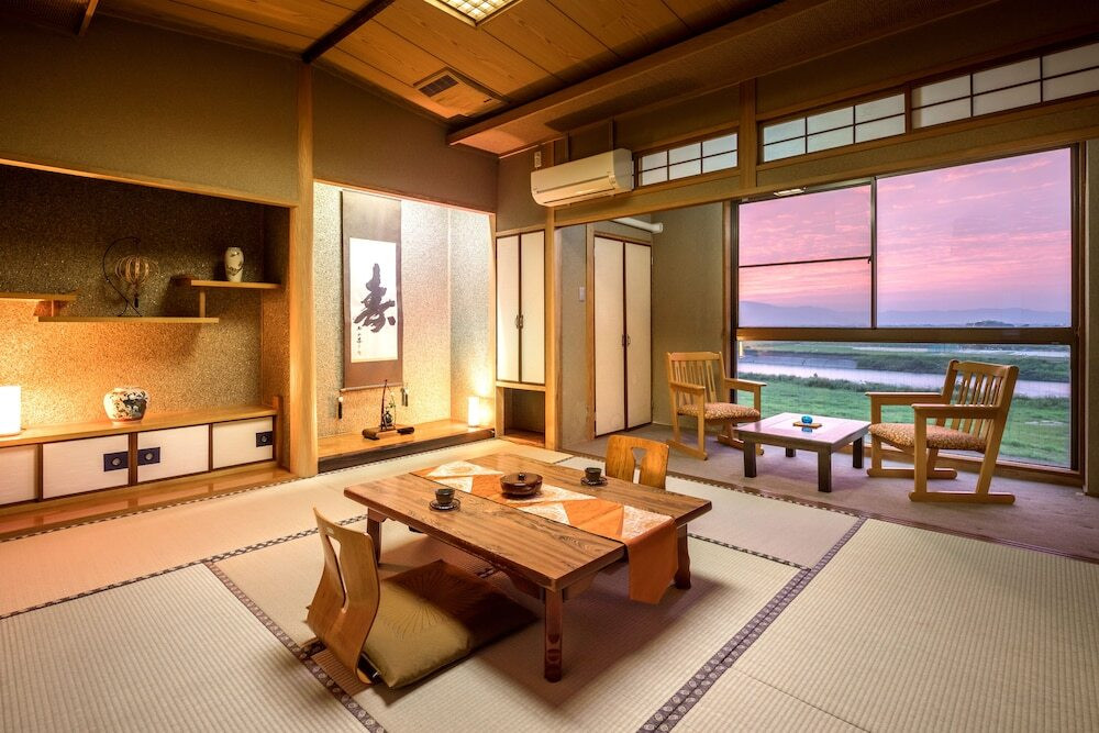 客室内のダイニングエリア