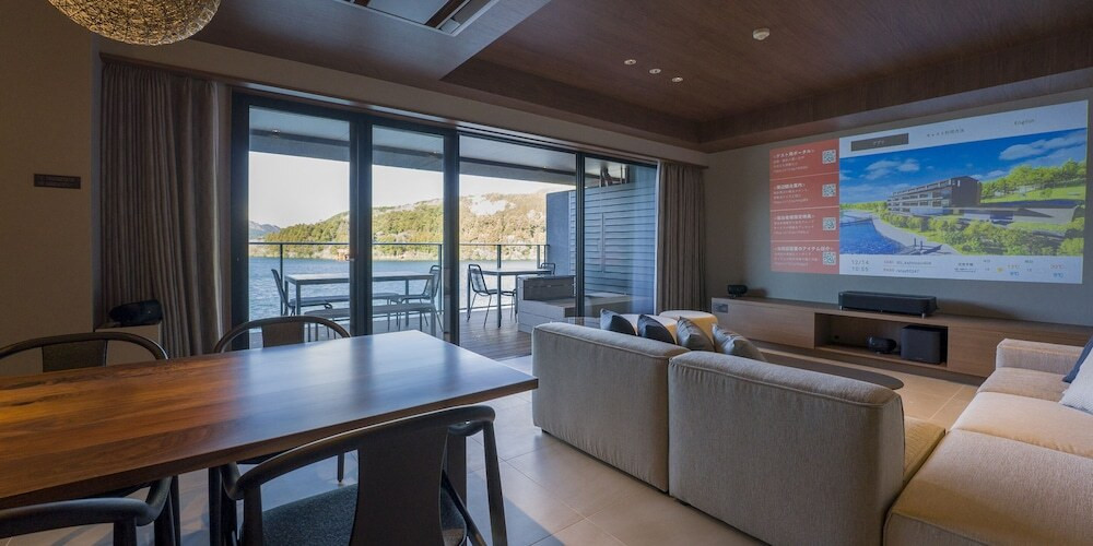 客室内のダイニングエリア