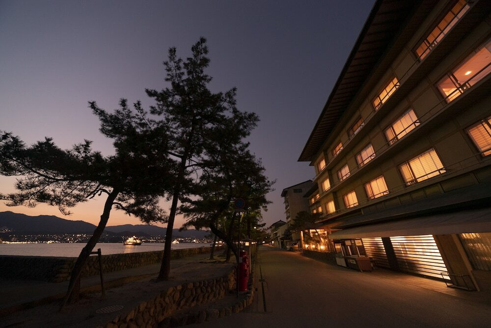 外観 (日没後)②