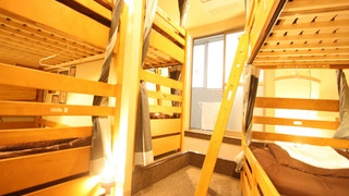 2名予約用 男女混合ドミトリールーム内の二段ベッド