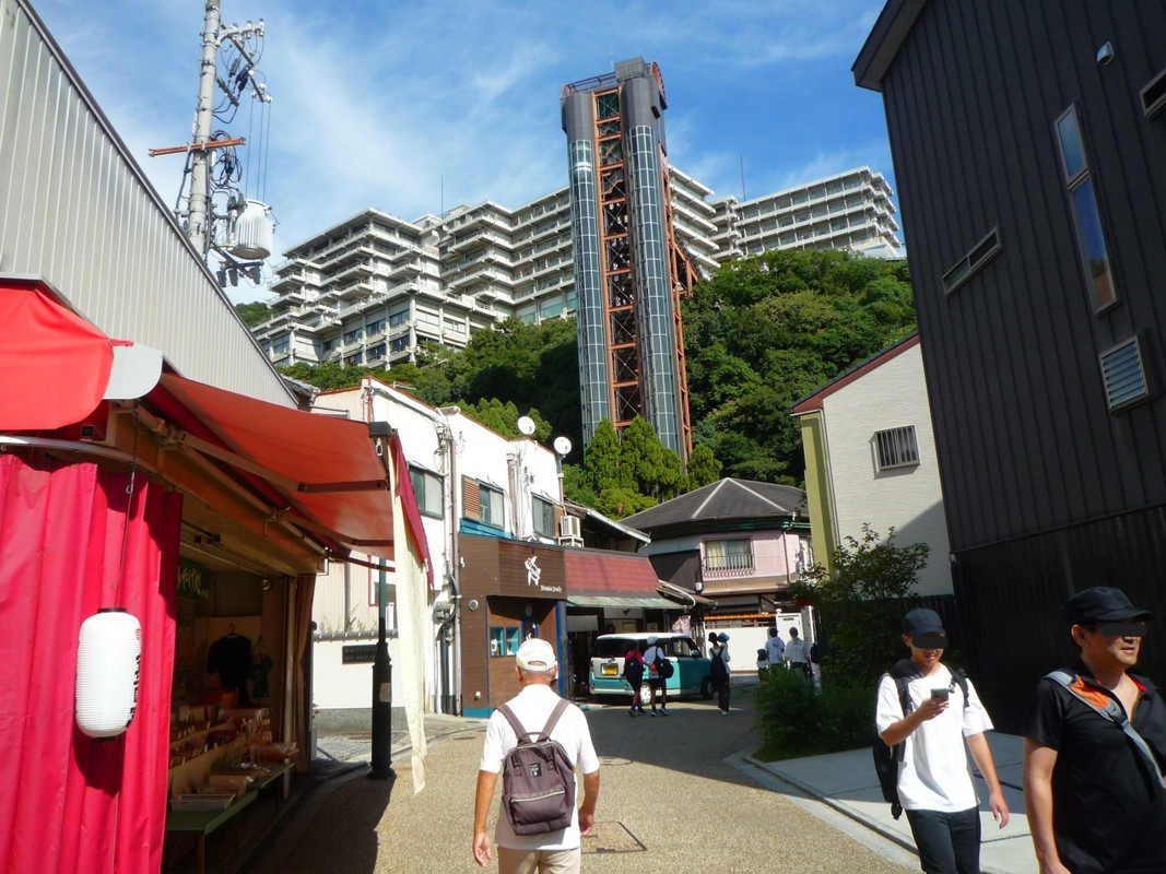 駅からの通りから