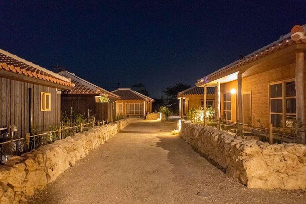 施設の正面 (日没後)