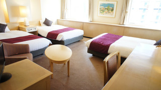 トリプルルームシングルサイズベッド 3 台喫煙可