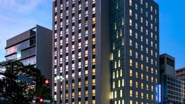 施設の正面 (日没後) / 3