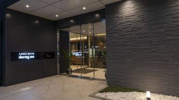 施設の正面 (日没後) / 1