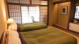 デラックス和室　2人部屋　ベッド付　共用バスルーム