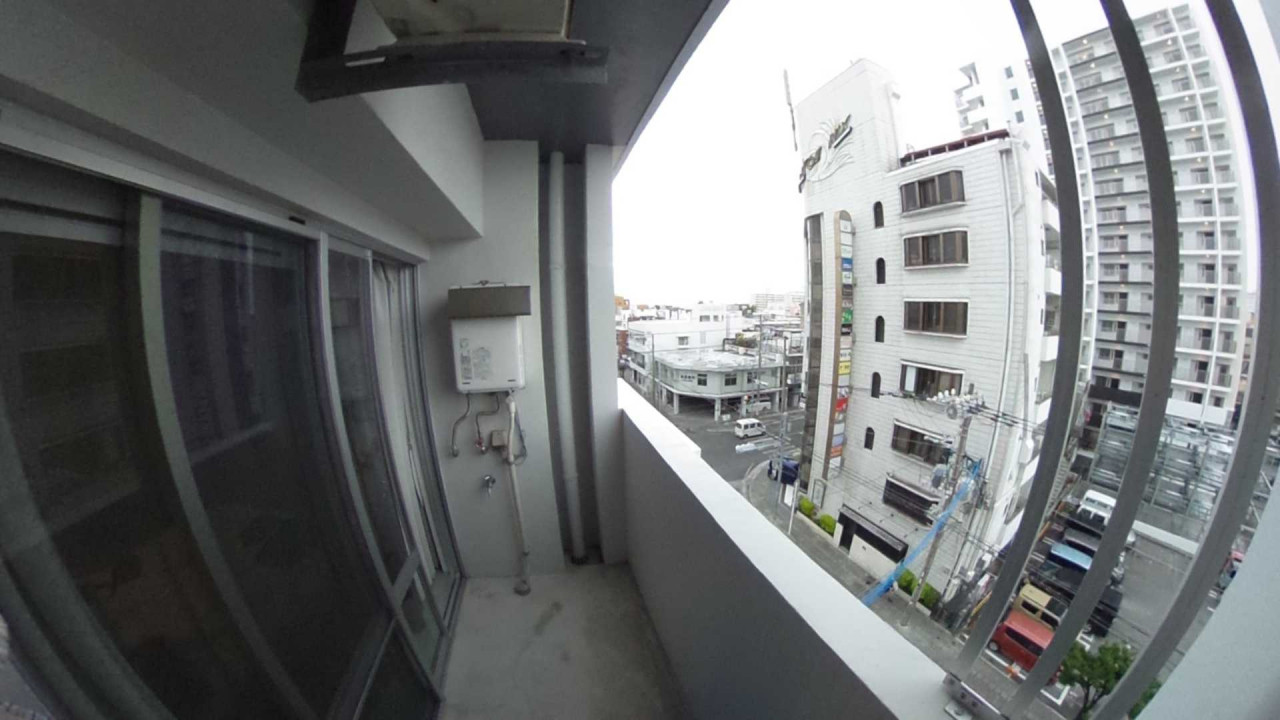 客室のベランダ ガス給湯器とエアコン室外機の底