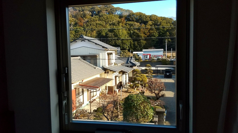 房総の田舎の住宅街が窓の外に広がっていた