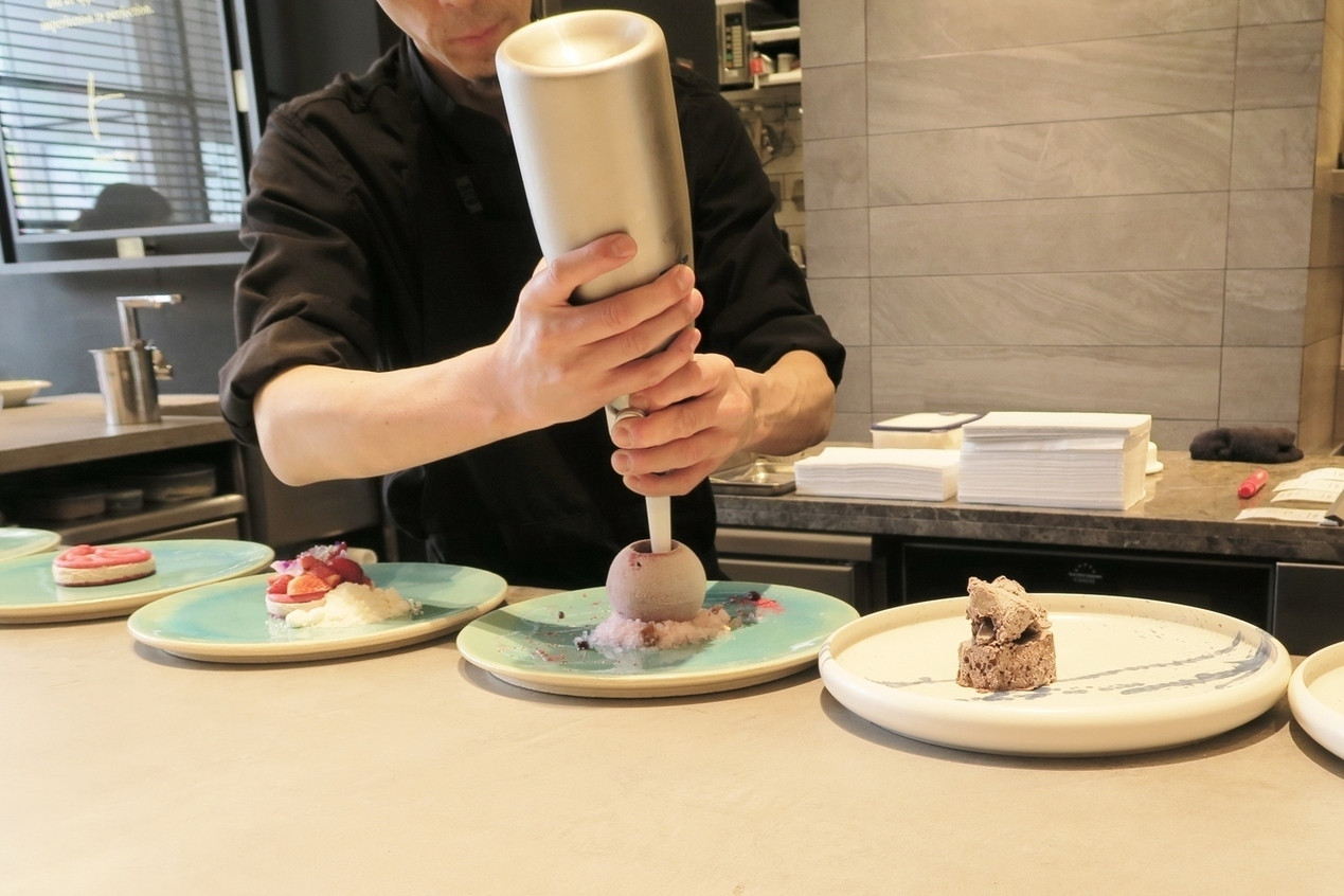 「ジャニス・ウォン」料理 589259 カシスボールの中にエスプーマでヨーグルトクリームを注入中