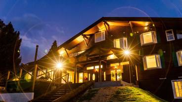 施設の正面 (日没後) / 1