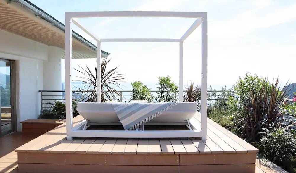 テラスには海を見渡せるデイベッドも。ここで海を見ながら寝そべっていると非日常感に満ちていきます。