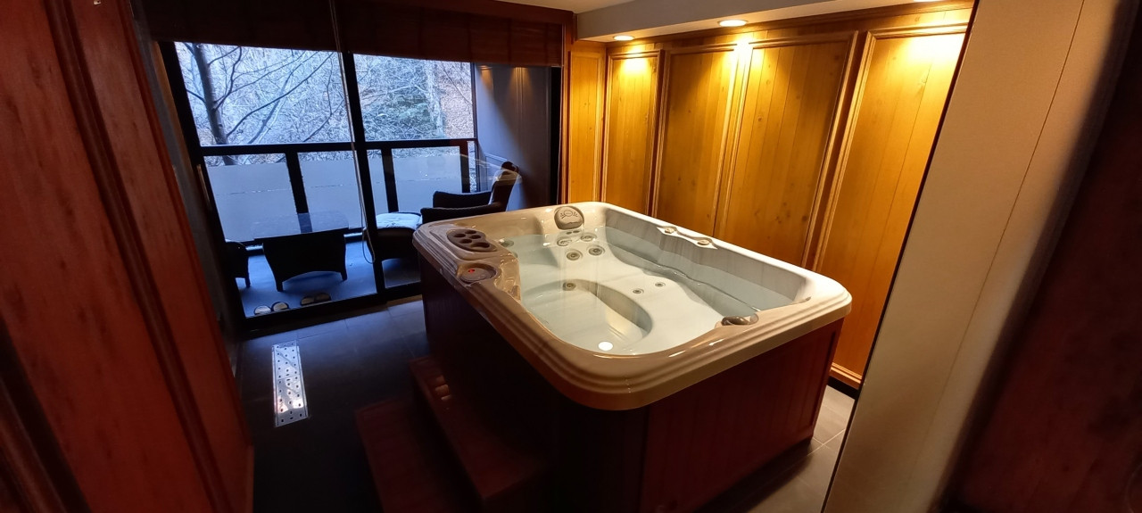 ジェットバス温泉　隣は廊下にあるトイレうるさい。