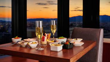 専用ラウンジ　夕景を見ながらお酒を / 13