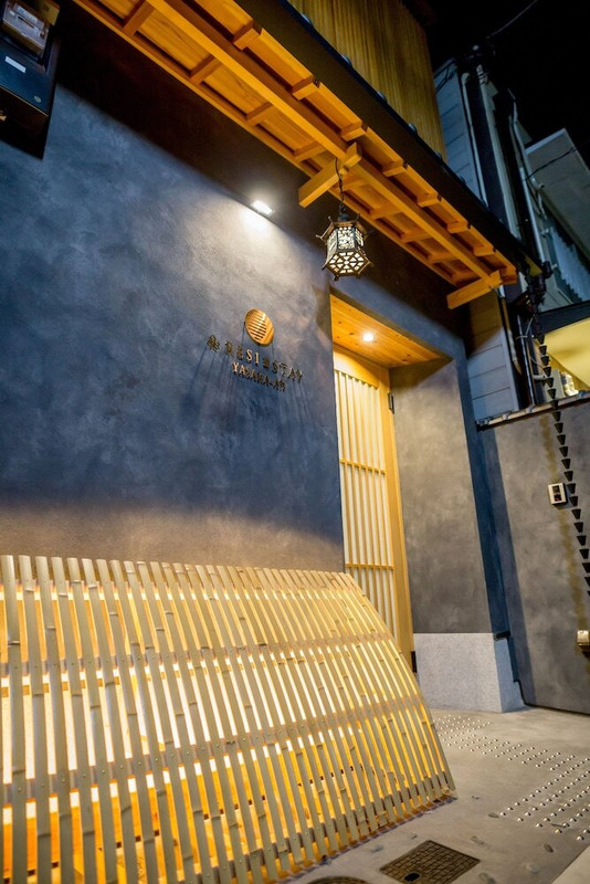 施設の正面 (日没後)