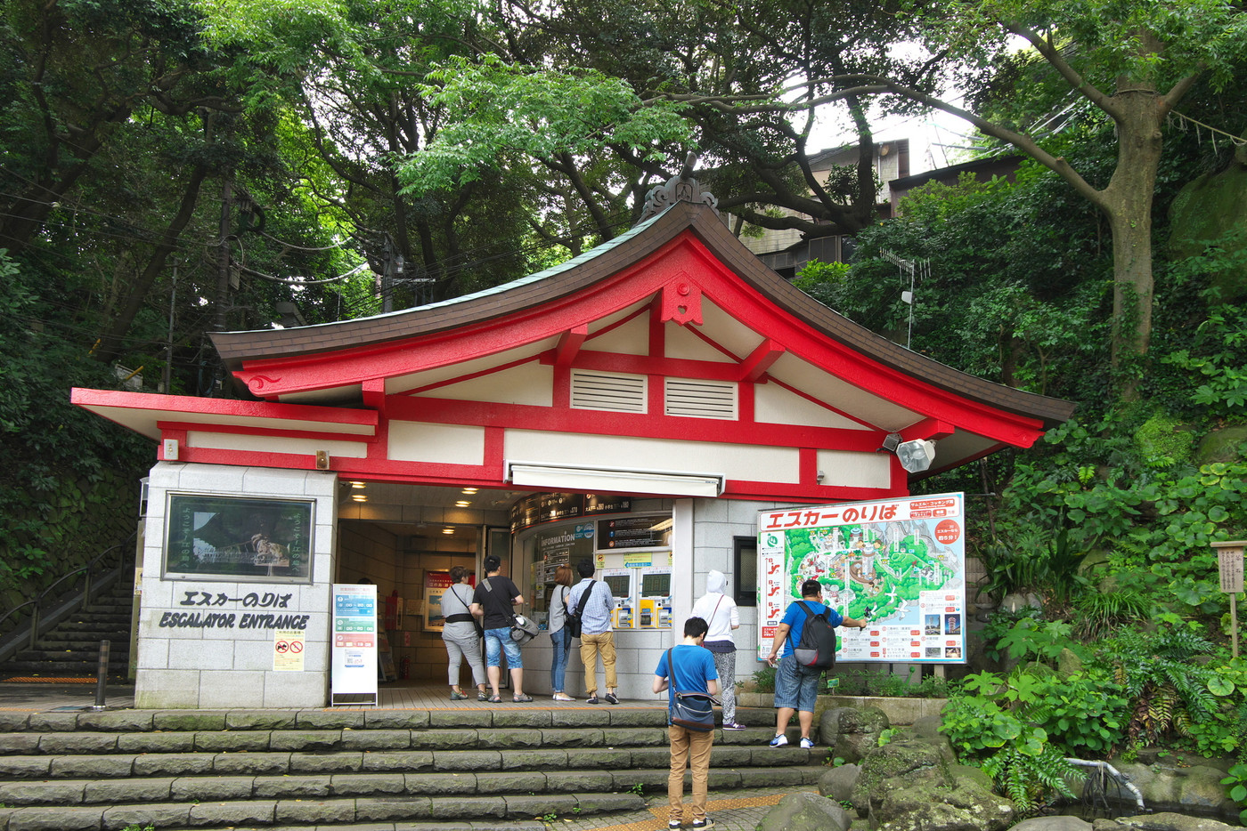 江ノ島のエスカーのりば　（初夏）