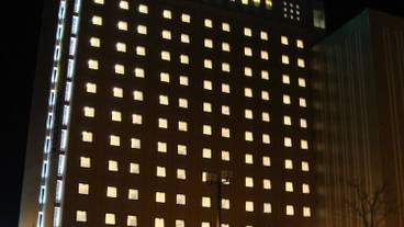 施設の正面 (日没後) / 1