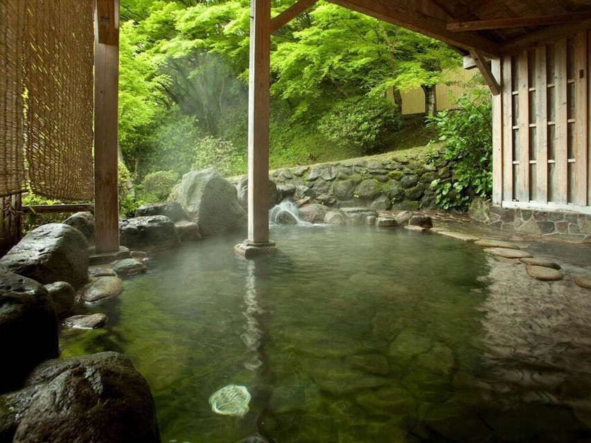 森の岩風呂