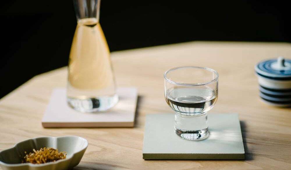 お酒から軽食まで無料の
ラウンジで飲み直し / 4