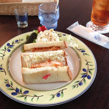 「カフェ フロインドリーブ 本店」料理 1052604 日替わりランチ（月曜）エビカツサンドセットのサンドウィッチ（パンはトーストしてある）