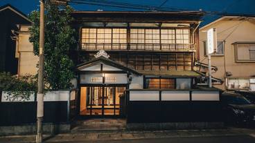 施設の正面 (日没後) / 1