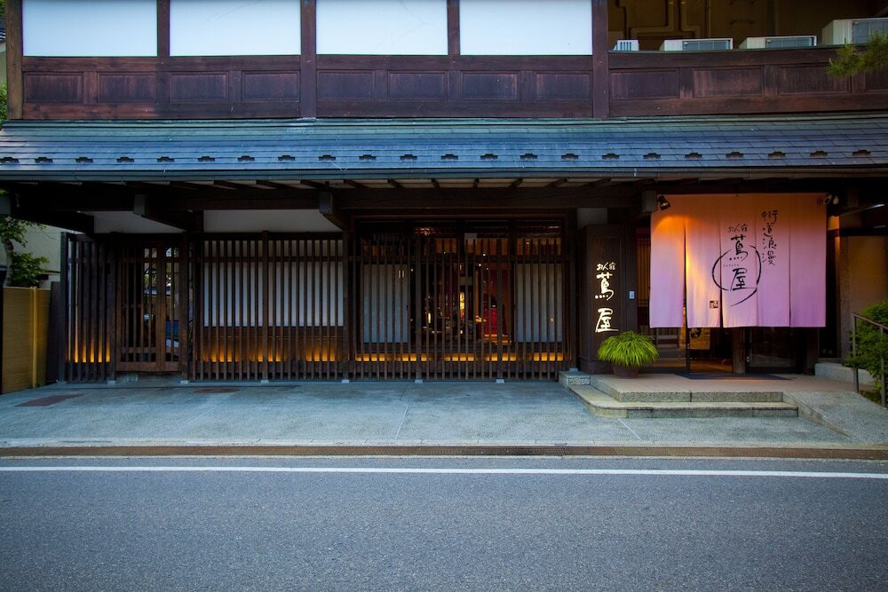 施設の正面 (日没後)