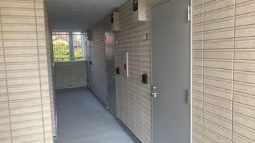 施設の入り口 / 2