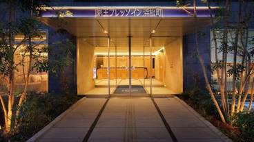 施設の正面 (日没後) / 3