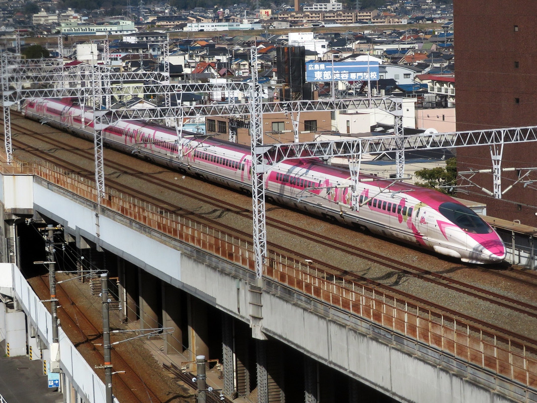 客室からみた新幹線。