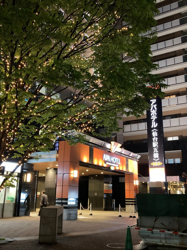 アパホテルの外観は、どこも少し毒々しい