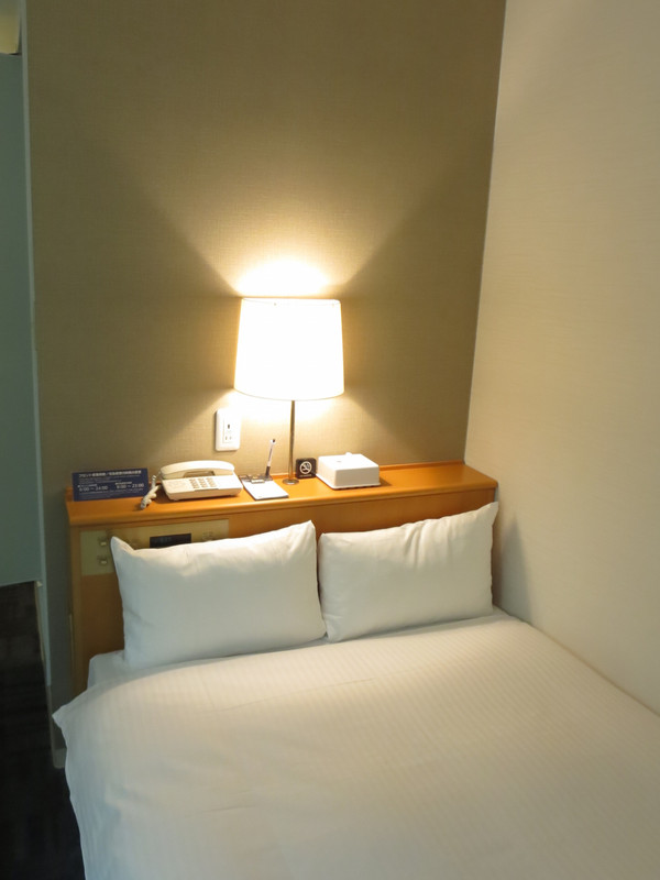 セミダブルを二人で利用すると特にベッドは狭いです。