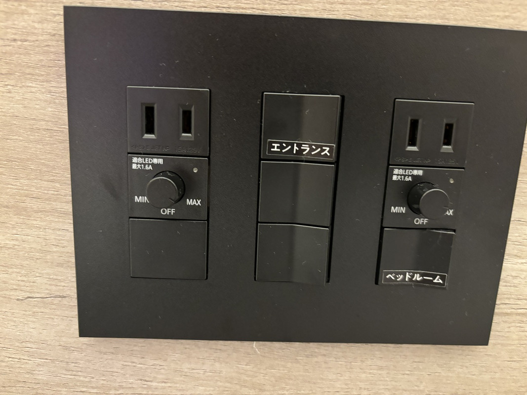 ヘッドボードにコンセントあり