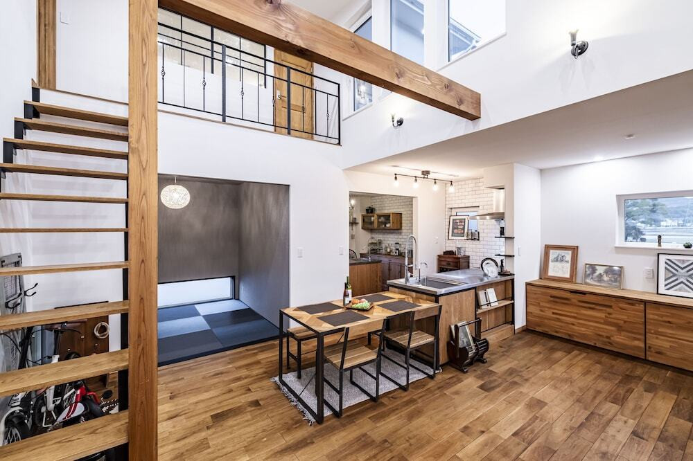 客室内のダイニングエリア