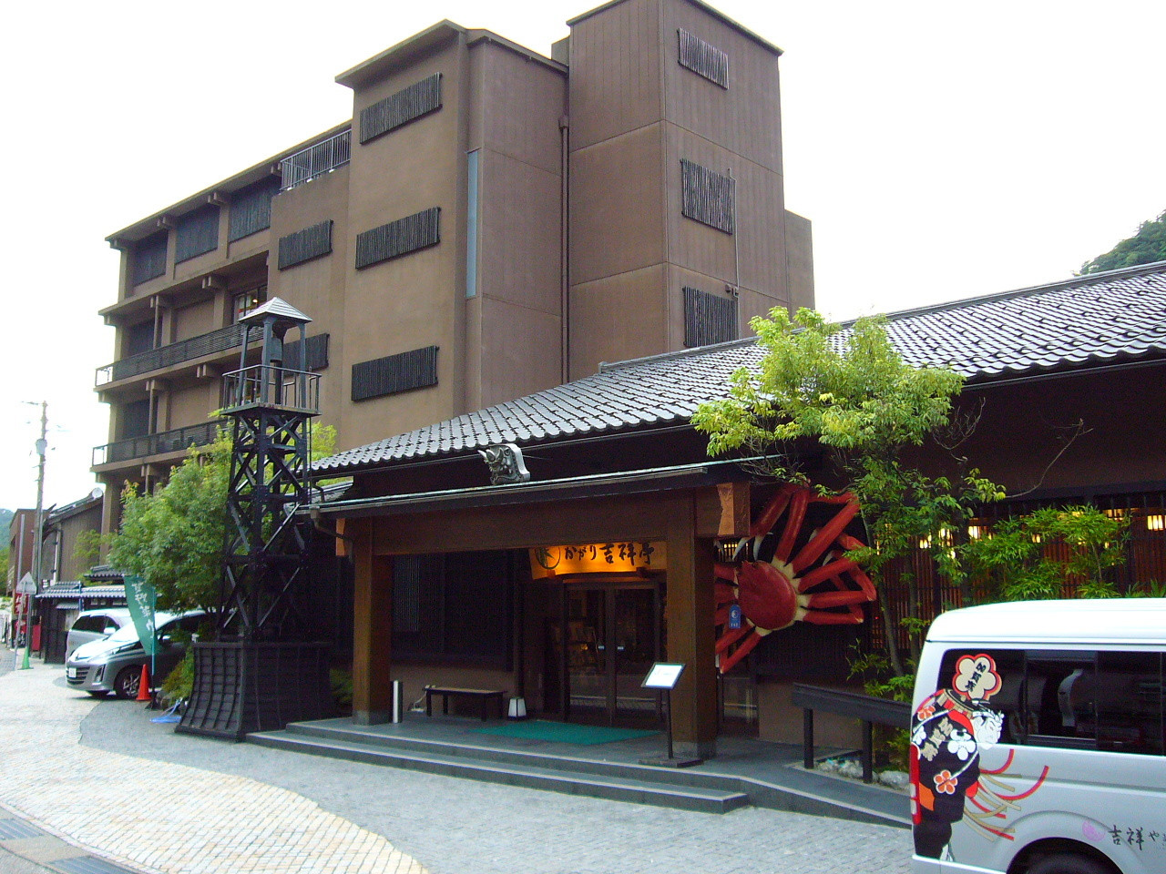 渓流を臨む大浴場で、ほっと一息3521889