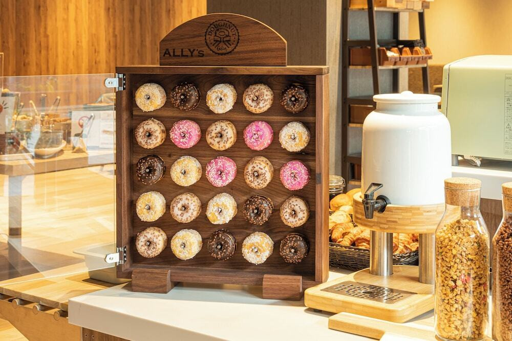 朝食ビュッフェ ドーナツウォール