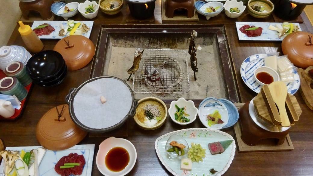 夜は地元新鮮素材の
囲炉裏御前 / 4