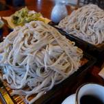 そびえ立つ「そば」の山に挑戦！全国の超デカ盛りそば店