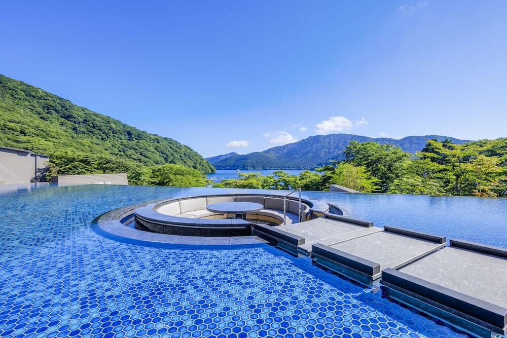 「水盤テラス」や絶景足湯から芦ノ湖を一望3956031