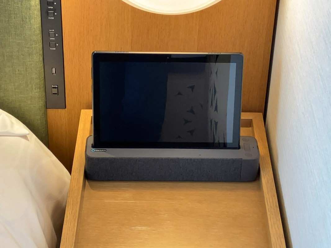 テーブルのタブレットで客室管理、Webサイトも楽しめます