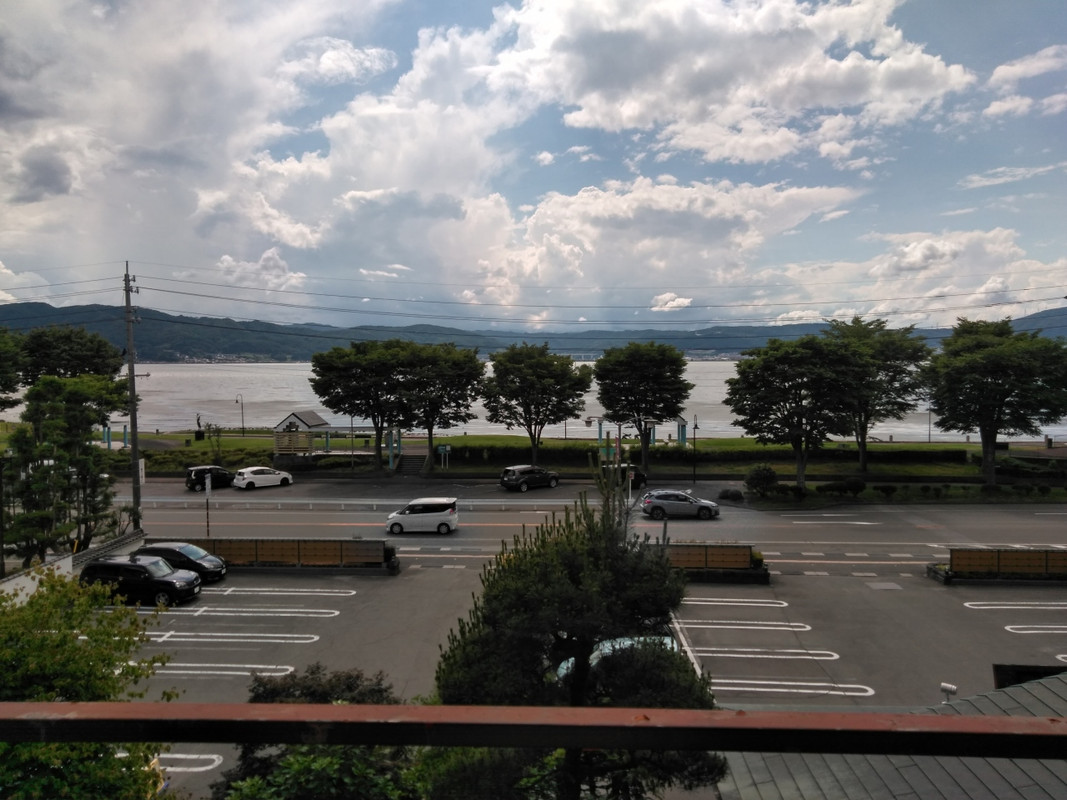 部屋からは、木の間に諏訪湖が見えます。