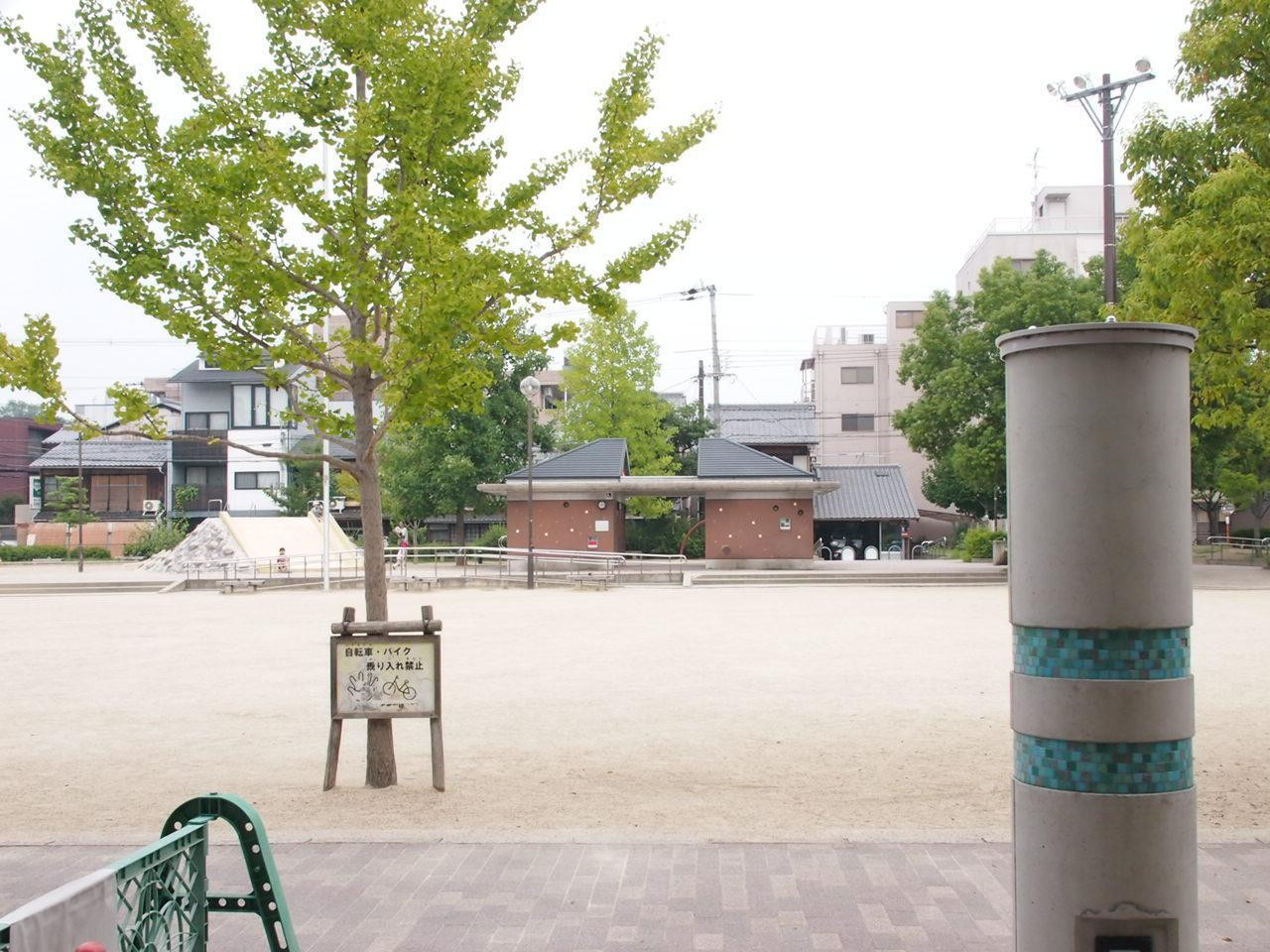 外には広い公園もあります♪2337879