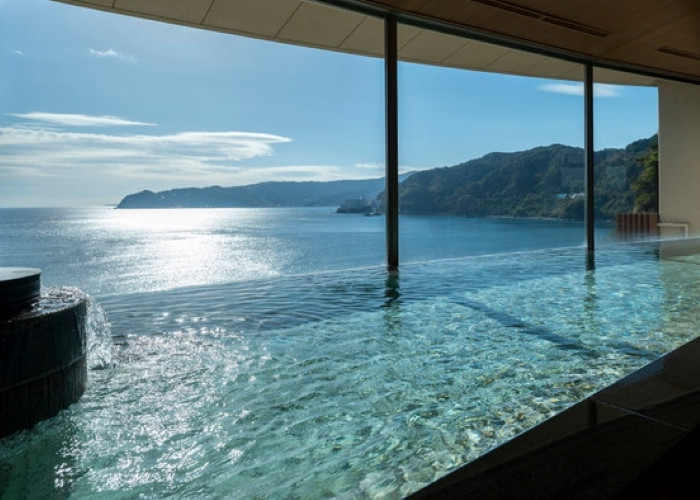 海と一体化したようなインフィニティ湯船が圧巻！プライベートに過ごすなら有料の貸切風呂も