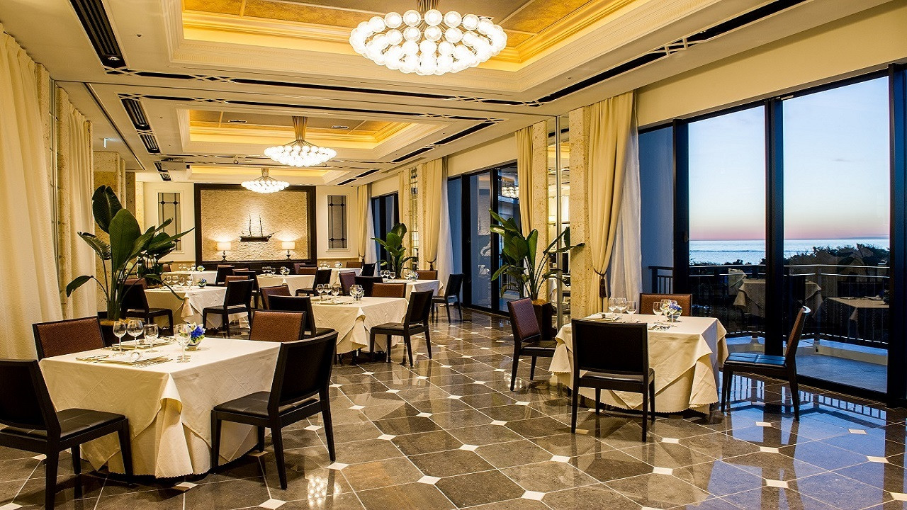 プールでお部屋でレストランで…絶景ビーチを2人占めできるホテル3420397