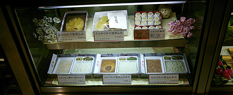 「頂上麺 筑紫樓 ふかひれ麺専門店  八重洲店」外観 36379 テイクアウトできる料理です。